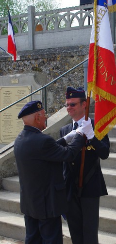 Marcel Dartinet recevant l'insigne de porte-drapeau