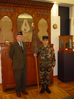 Le général Collignon avec le porte-fanion du 1er escadron et l'ancien fanion du 1er escadron