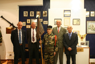 photo souvenir des participants dans la salle d'honneur