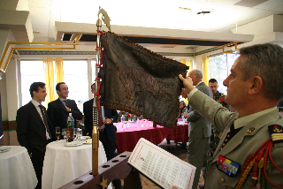 Le capitaine (er) Gilles Chiron, officier traditions du RICM avec le fanion