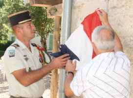 Photo du capitaine Rietsch et de Henri Pistolet dvoilant la plaque