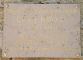 Photo de la plaque apposée sur la maison natale de Gérard Pistolet