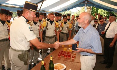 Echange de souvenir et poignée de main entre le capitaine Rietsch et le maire de Suarce