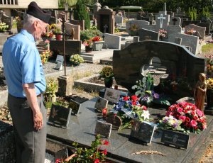 Au cimetière de Suarce, André Golfier sur la tombre de l'adc Laurencé