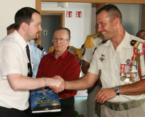 Poigne de main entre le maire, monsieur Thierry Litzler et le capitaine Rietsch