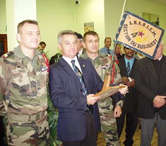 AG2008, le fanion 4e section offert par les caporaux-chefs