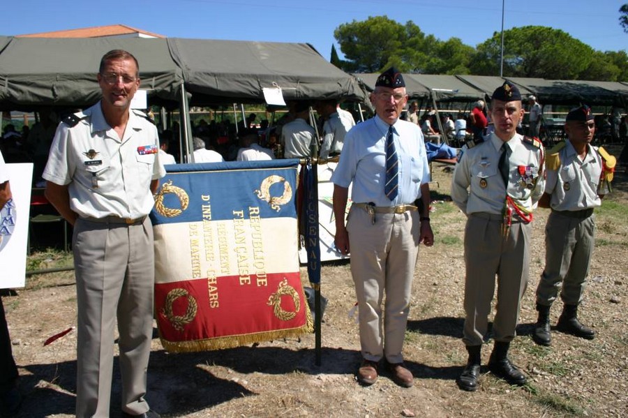 A Fréjus, les généraux Rives et Collignon et le colonel Garnier devant le drapeau