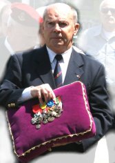 André Millien porte le coussin avec les décorations du commandant Audouit