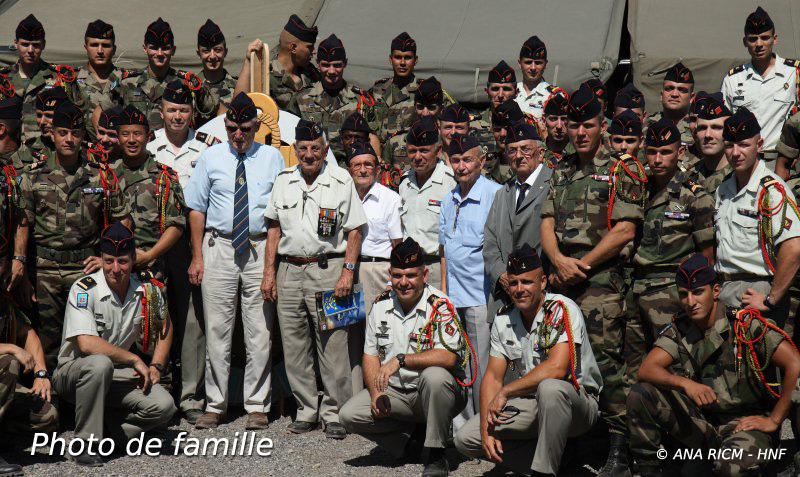 Une partie de la photo de famille  l'issue du repas