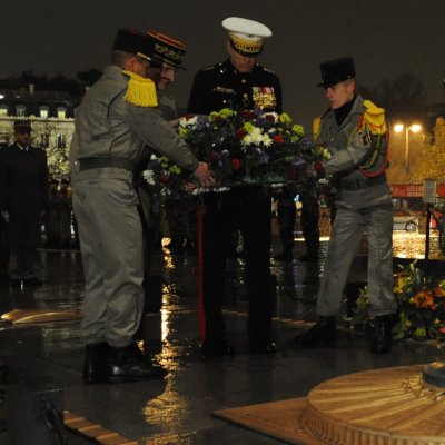 Dépôt de gerbe à l'Arc de Triomphe