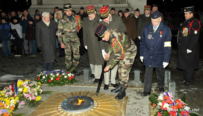 Ravivage de la Flamme sur la tombe du Soldat inconnu