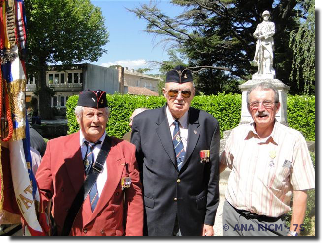 Yves Maurel décoré de la Médaille militaire avec Walter Vester et Francis Roux, porte-drapeau