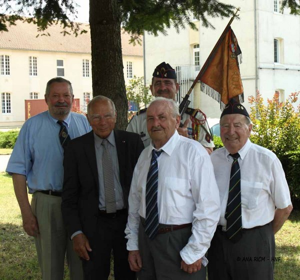 Michel Lesourd, Pierre de Tonquédec, Marcel Lezoraine et Georges Goret, Anciens des vedettes avec le fanion porté par Marc Bylicki