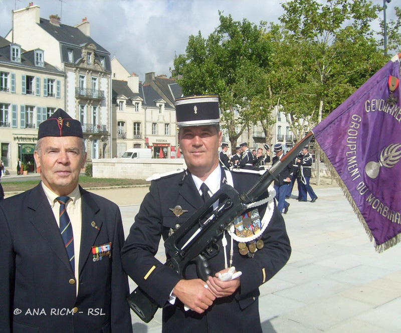 André Millien avec le fanion du groupement de gendarmerie
