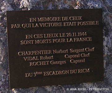 Photo : Stèle à la mémoire des trois tués du 20 novembre 1944