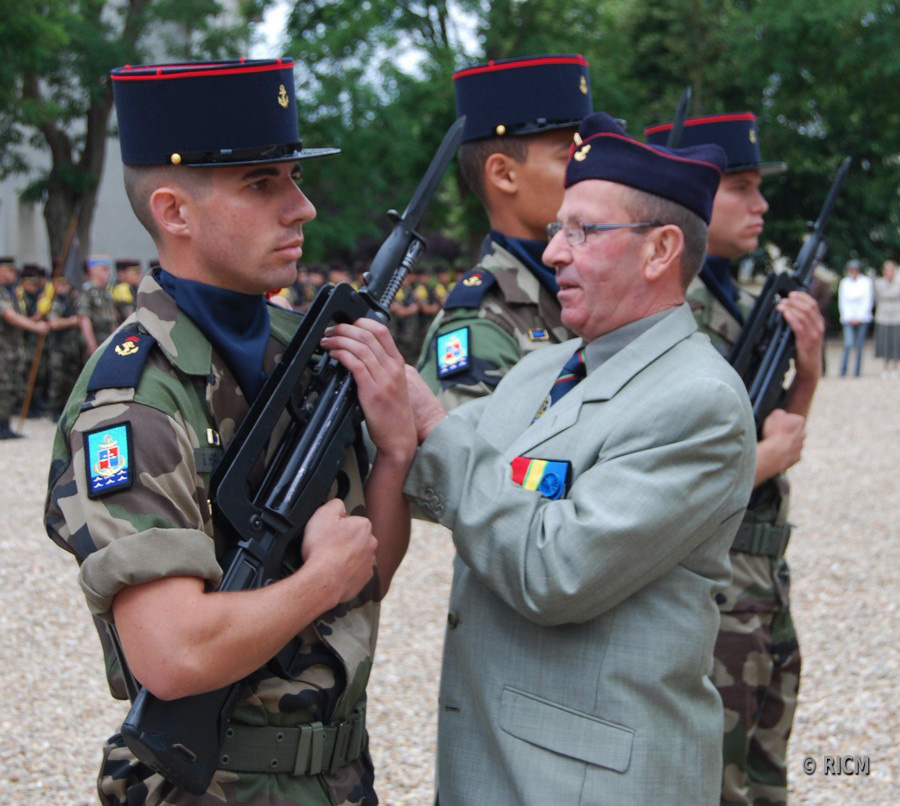 Le major Leray remet les fourragères à un marsouin