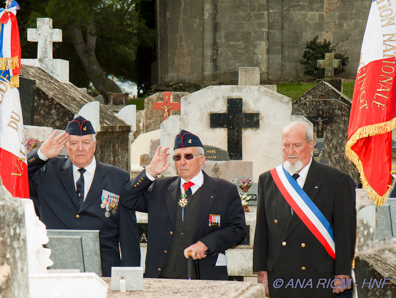 Jo Féminier, Hervé Arzel et Roger Orlando sur la tombe de Maurice Baux