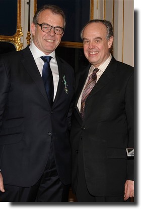 Didier Froelhy pose avec le ministre