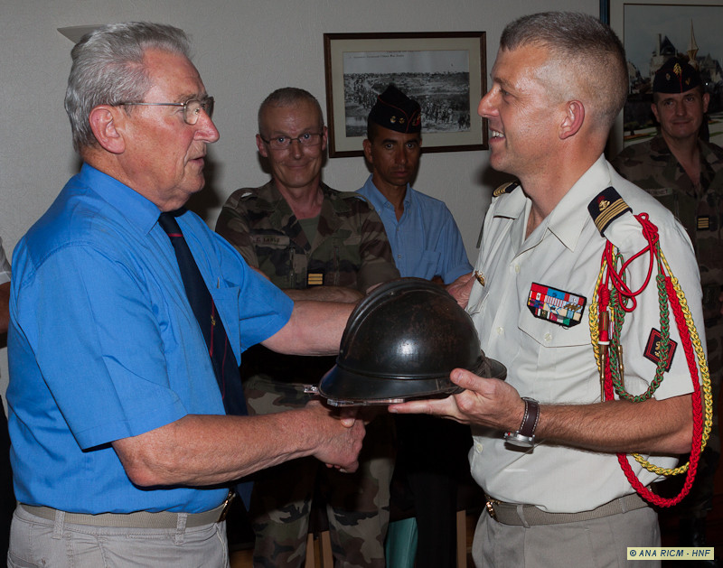 Le général Collignon offre un casque Adrian au colonel Conruyt