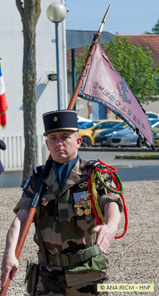 Le fanion du 2e escadron porté par l'adjudant Monjou