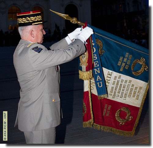 Le général Ract-Madoux épingle la 19e palme au drapeau du RICM
