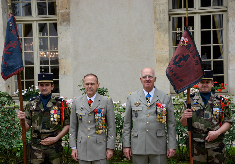 Les généraux Clément-Bollet et de Saint-Salvy avec les fanions des 1er et 2e escadron
