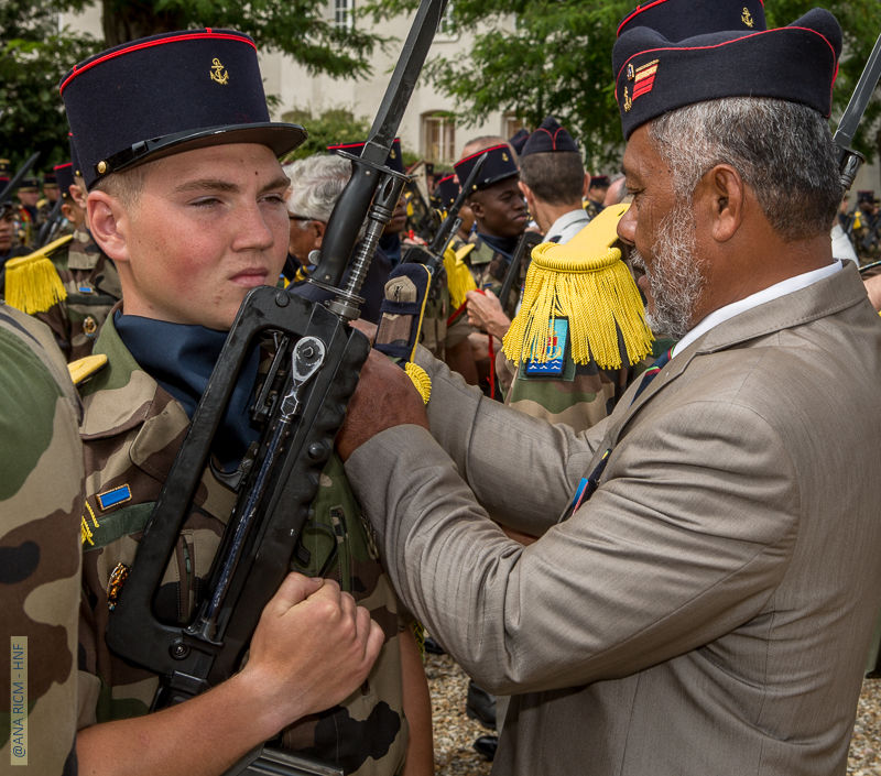 Le cch Mikaele Matilé remet ses fourragères à l'un des marsouins du peloton Joyeux