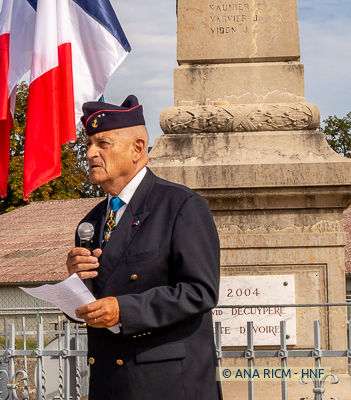 Le général Jean NICHON prononce son hommage au caporal David DECUYPÈRE devant le monument aux Morts de Bouvess-Quirieu (38)