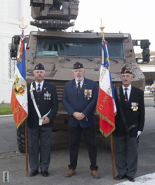 Bazeilles 3e RIMa : Gérard Roussel et porte-drapeaux devant Griffon
