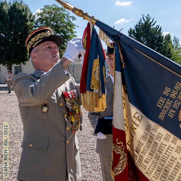 07/07/2022, photo Gérard Roussel : Poitiers, le général Marc Conruyt décore le drapeau du RICM