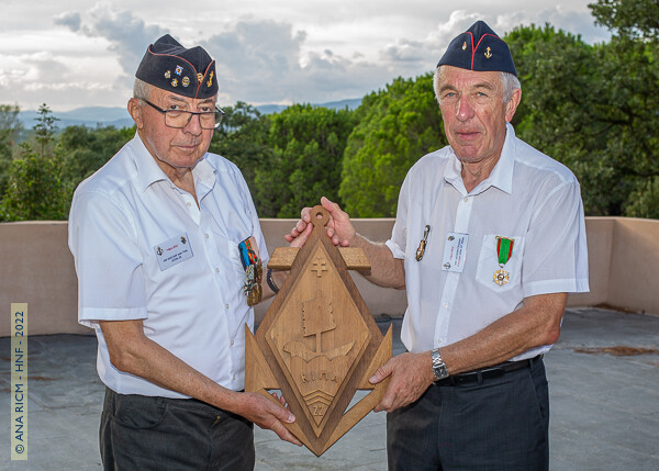 31/08/2022, photo Alain Hénaff, Fréjus, Jean-Yves Mocaer remis un insigne en bois du 22e RIMa à Christian Lacroix, président de l'amicale du 22e RIMa