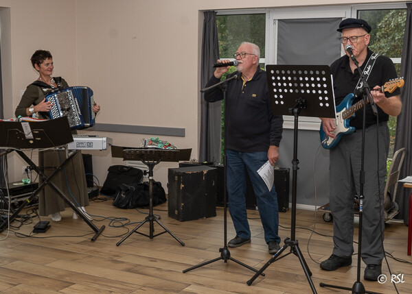 28/10/2023, photo Roussel, Trédion, journée d'automne, Denis Bachet au chant, Alain Hénaff à la guitare