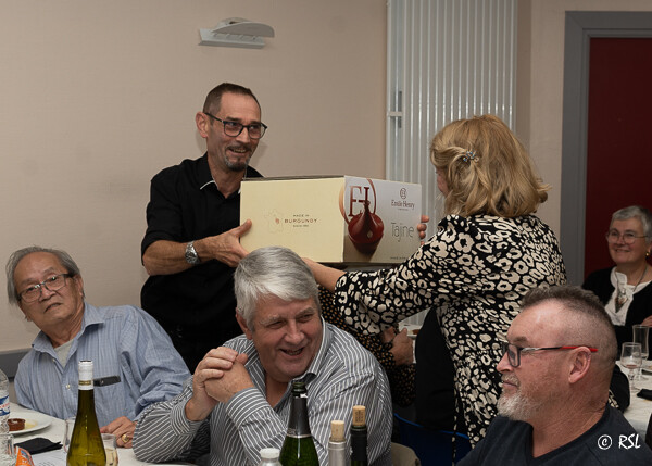 28/10/2023, photo Roussel, Trédion, journée d'automne, Jocelyne Pistolet remet le cadeau de la tombola à Christophe Dumec