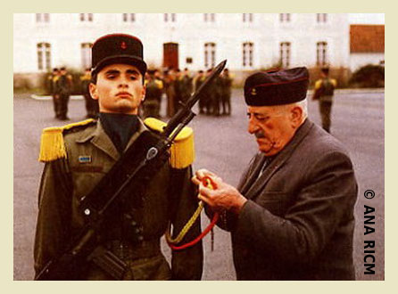 Dans les années 80 à Vannes, le commandant Rougier remet ses fourrèges à un jeune marsouin